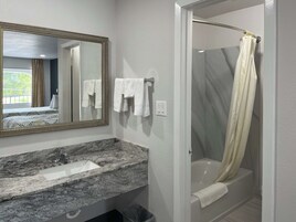 Ducha y bañera combinadas y toallas