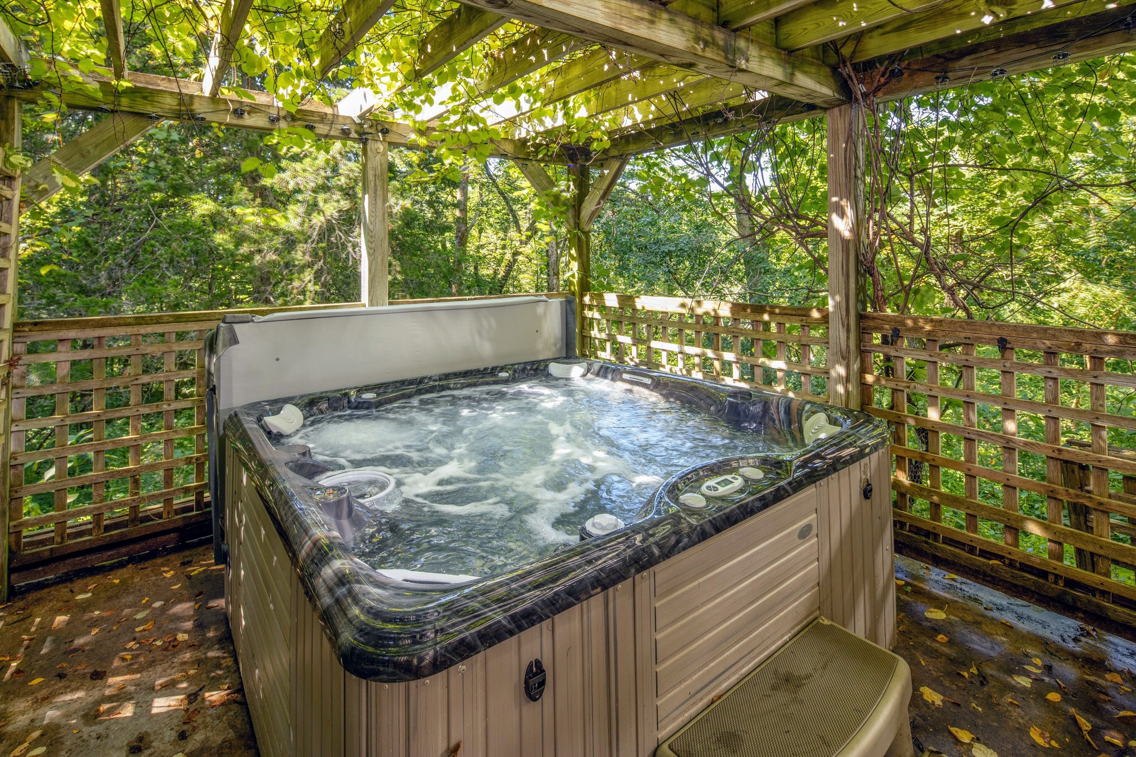 Private Hideaway on Basswood - Fire Pit, Hot Tub, Fireplace, Bunk Room