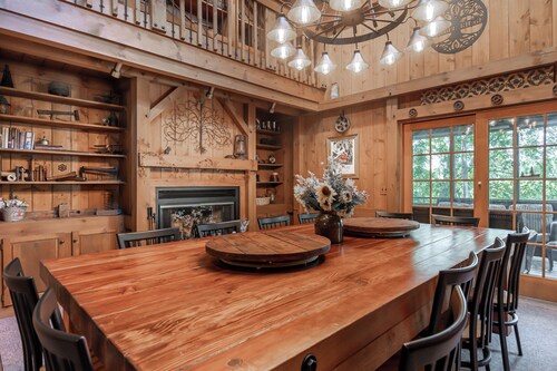 Private 2 Acres! Fire Pit, Hot Tub, Game Room AND Movie Room, Bunk Room!