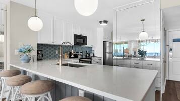 KĂŒhlschrank, Mikrowelle, Ofen, Herdplatte