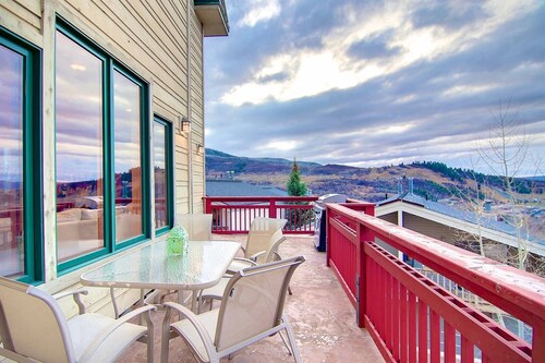 Dog's OK! Epic Views-Easy Access to Mtn/Town-Walk to Town/Trails-Garage-Deck-Fenced Patio-Grill-W/D