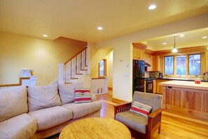 Smart TV, DVD player, books - Dog-Friendly Mountain Escape | Fenced Patio, Epic Views, Garage, Steps to Trails & Free Town Bus (Steamboat Springs)