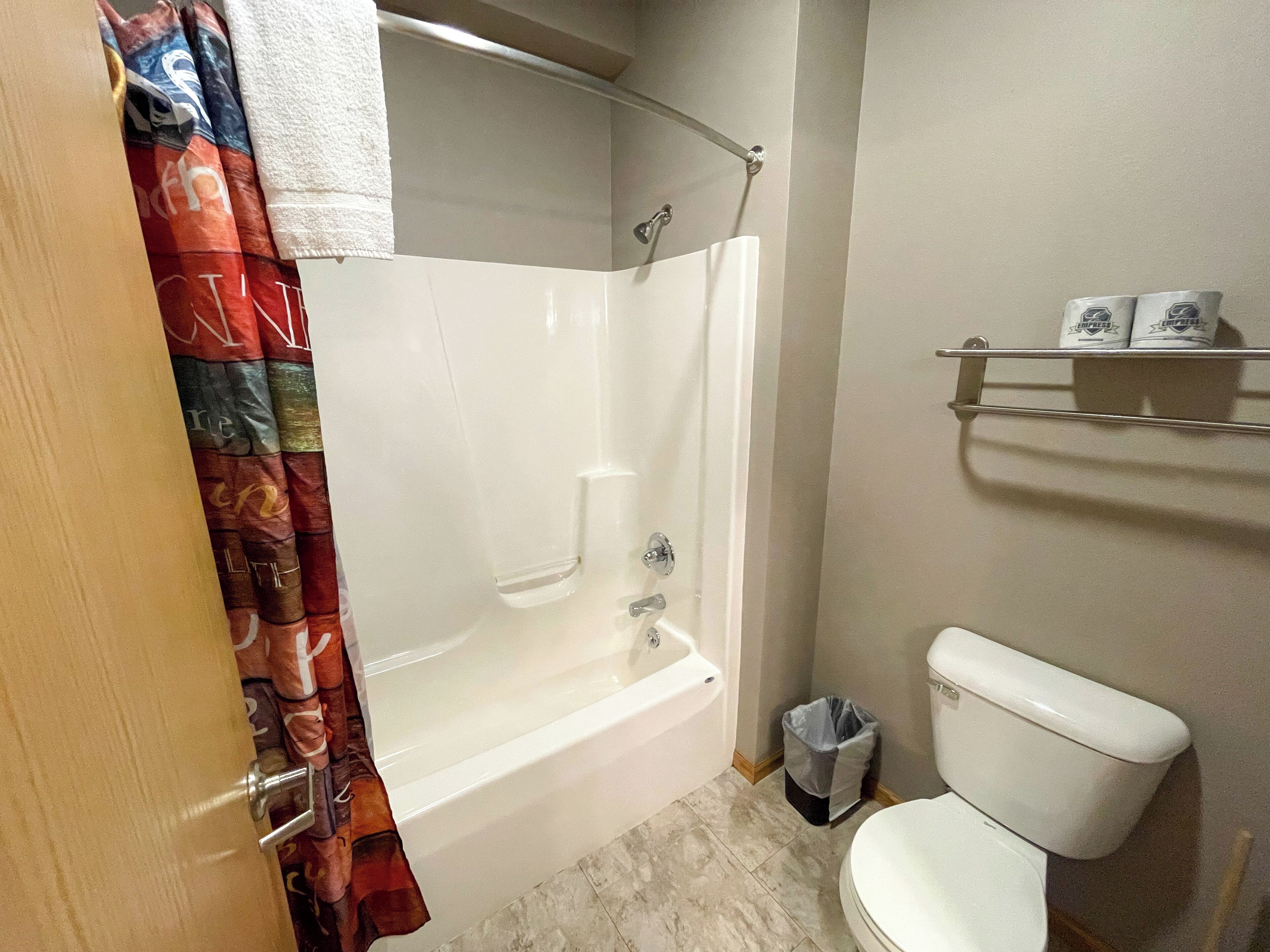 Combined shower/tub, hair dryer, towels