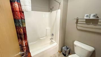 Combined shower/tub, hair dryer, towels