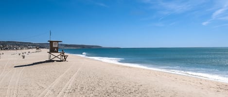 På stranden