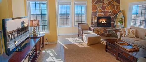 Una televisión, una chimenea