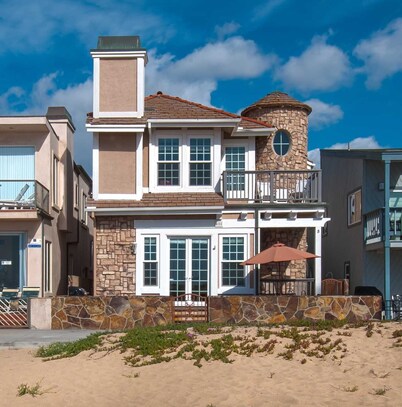 A beach beauty, this exceptional upper unit is beaming with Balboa beach charm!