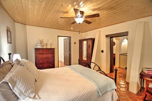 1 habitación, tabla de planchar con plancha, internet y ropa de cama