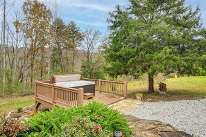 Outdoor spa tub - Cozy Couples Getaway w/ Hot Tub: 'Fox Ridge Cabin' (Whittier)
