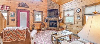 Cozy Couples Getaway w/ Hot Tub: 'Fox Ridge Cabin'