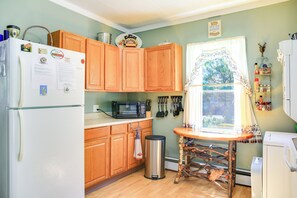 Réfrigérateur, micro-ondes, plaque de cuisson, cafetière/bouilloire