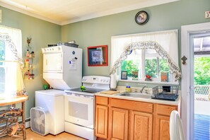 Réfrigérateur, micro-ondes, plaque de cuisson, cafetière/bouilloire