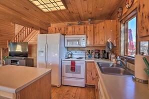 Réfrigérateur, four à micro-ondes, surface de cuisson, lave-vaisselle