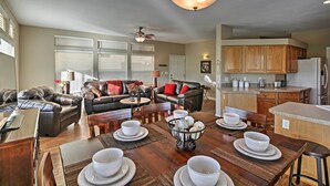Amplia sala de estar con comedor, cocina y zona de estar con chimenea.