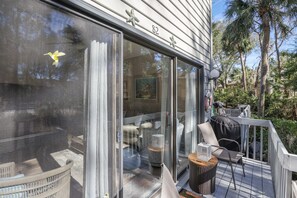Terrace/patio - 82 Ocean Breeze: 2 Bed/2.5 Bath Pet Friendly Villa, Free Bikes, Tennis, Pool (Hilton Head Island)