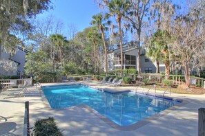 Pool - 82 Ocean Breeze: 2 Bed/2.5 Bath Pet Friendly Villa, Free Bikes, Tennis, Pool (Hilton Head Island)