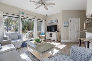TV, DVD player - 82 Ocean Breeze: 2 Bed/2.5 Bath Pet Friendly Villa, Free Bikes, Tennis, Pool (Hilton Head Island)