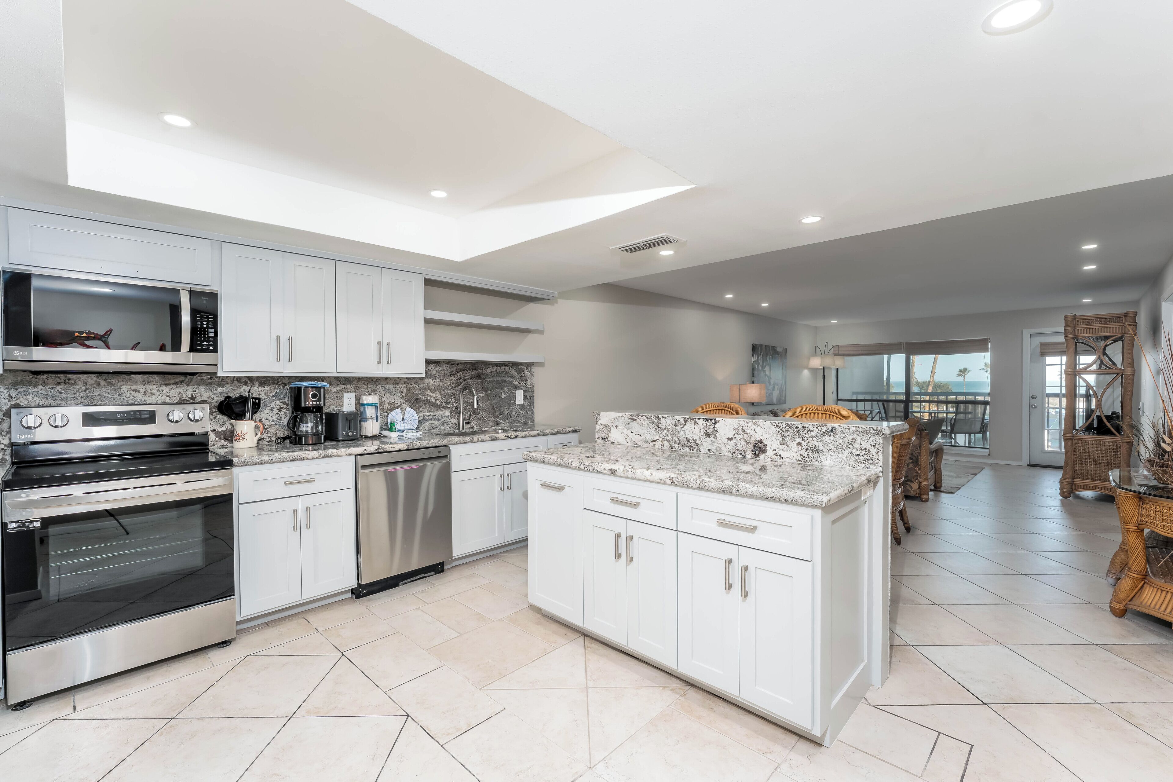 Fridge, microwave, stovetop, dishwasher