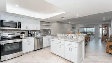 Fridge, microwave, stovetop, dishwasher