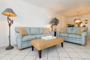 Fernseher, DVD-Player, Bücher