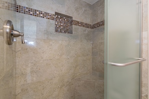 Combined shower/tub, hair dryer, towels