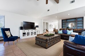 Smart-TV, peis, bordtennis og bøker