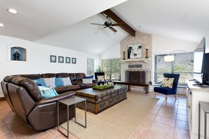 Smart-TV, peis, bordtennis og bøker