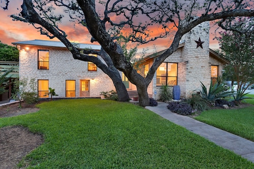 Great for Large Groups w/Private Pool, Fire Pit & Tennis Court– Secluded Retreat