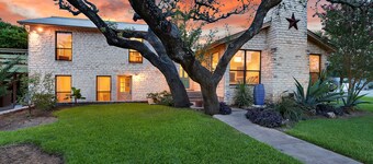 Dripping Springs Retreat Sleeps 20+, Hot Tub, Fire Pit, Tennis Court and Privacy