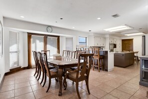 Dining - Great for Large Groups w/Private Pool, Fire Pit & Tennis Court– Secluded Retreat (Dripping Springs)