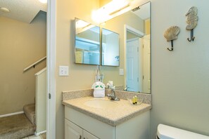 Combined shower/tub, hair dryer, towels