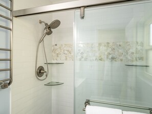 Bañera con ducha, secador de pelo, toallas