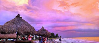 CHARMING COTTAGE W/HEATED POOL, Close to Gulf & Bay Beach, FREE WiFi/Trolley, Dog*(See Note) Friendly!