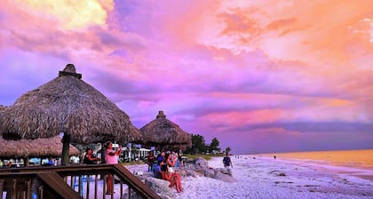 CHARMING COTTAGE W/HEATED POOL, Close to Gulf & Bay Beach, FREE WiFi/Trolley,...