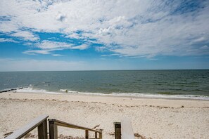 Una spiaggia nelle vicinanze