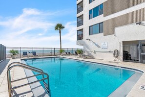 Een verwarmd zwembad