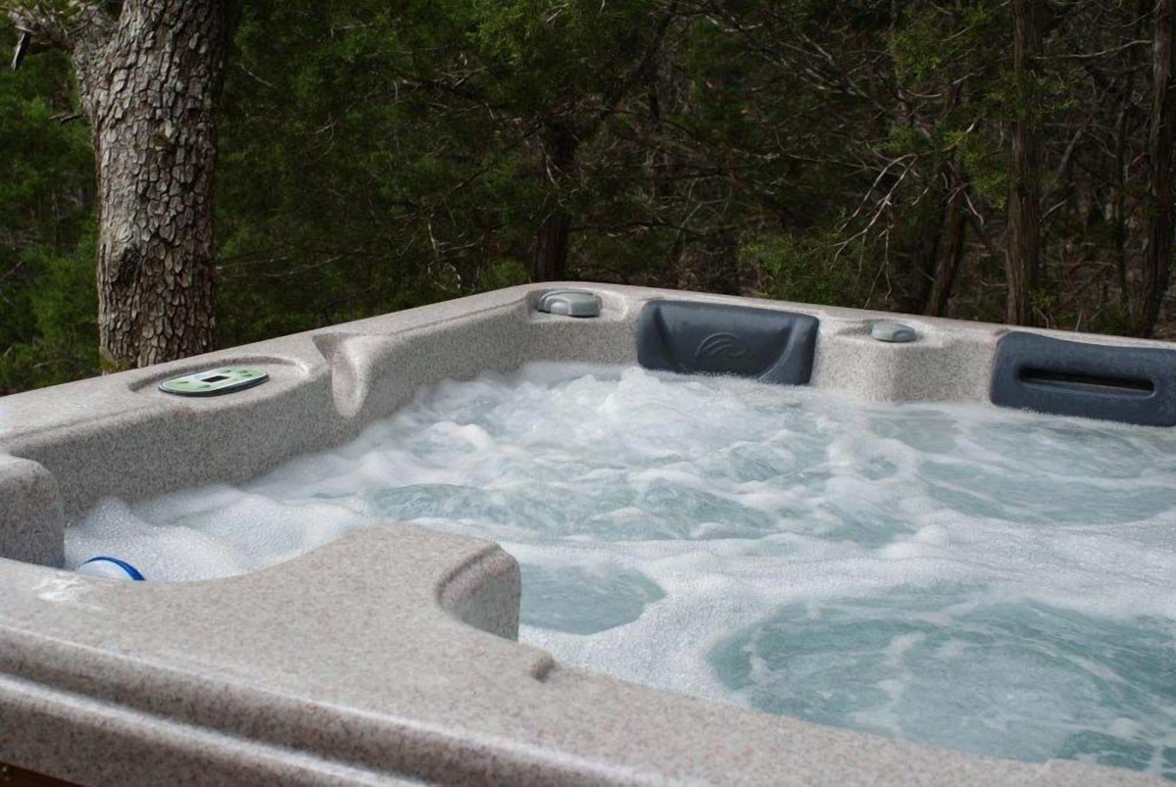 Een hottub omringd door bomen.