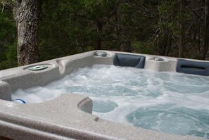 Een hottub omringd door bomen.