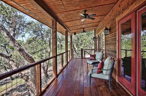 Upscale Luxury Cabin! Has it all Hot tub, Fireplace, Gorgeous Views!!!