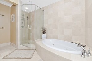 Dusche, Whirlpool, Handtücher