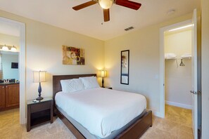 6 bedrooms, iron/ironing board, WiFi, bed sheets - Charming Home with Open Living at Encore (Reunion)