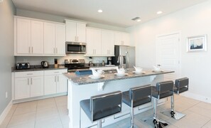 Fridge, microwave, oven, stovetop - Wonderful Villa with Private Pool at Encore (Kissimmee)