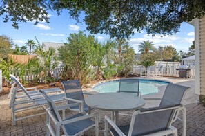 Outdoor dining - Pet friendly, Large Pool and Deck, Walk to Beach, Restaurants, Shopping (Destin)