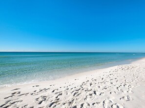 Beach nearby - Pet friendly, Large Pool and Deck, Walk to Beach, Restaurants, Shopping (Destin)
