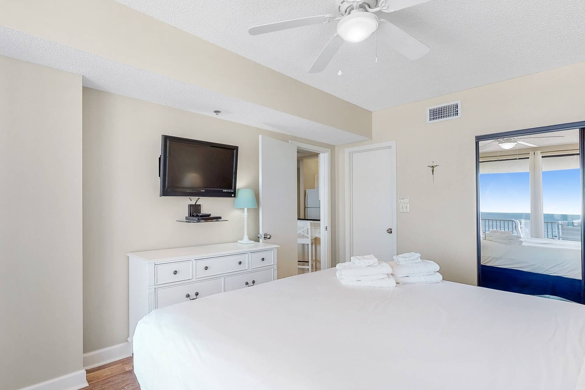 3 habitaciones, tabla de planchar con plancha, wifi y ropa de cama 