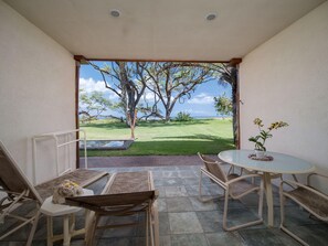 Outdoor dining - Aloha Aku CoCoPalm Suite – Experience Tropical Bliss (Kihei)