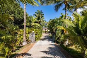 Unclassified image, 3 of 35, button