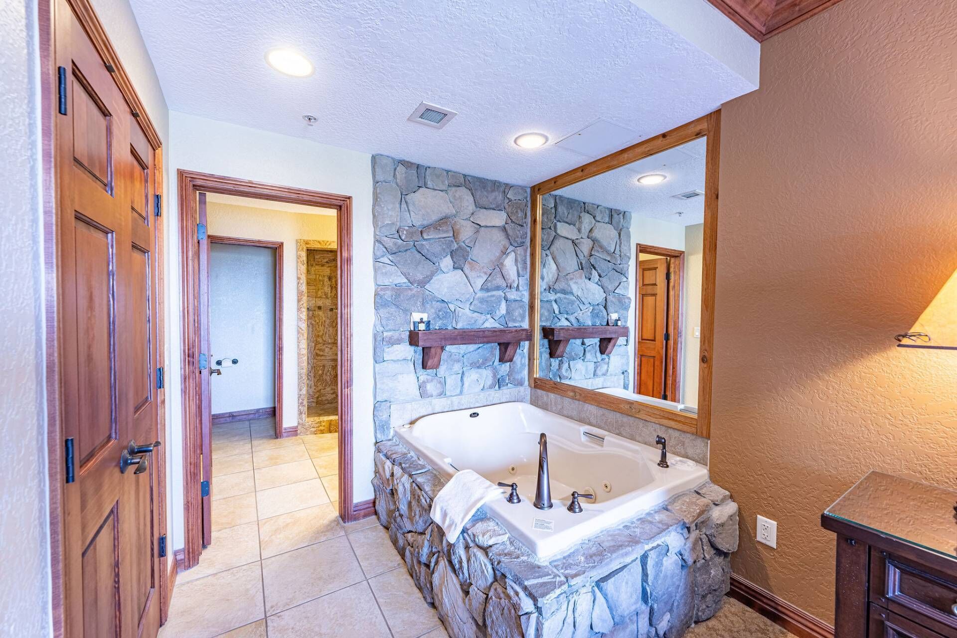 Combined shower/tub, jetted tub, hair dryer, towels