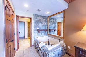 Suihkun ja ammeen yhdistelmä, poreamme, hiustenkuivaaja, pyyhkeet