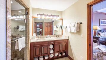 Combined shower/tub, jetted tub, hair dryer, towels